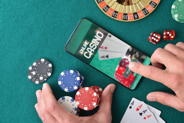 qqpoker interface showing Dragon Tiger Live table alongside Liga 1 live score feed